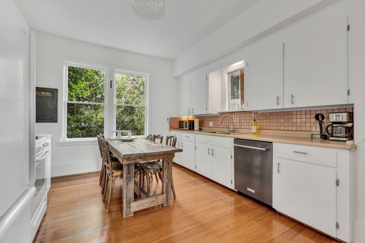 4230 Prince Edward St #1051862P - Photo 4 of 17