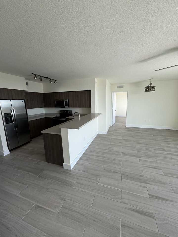 1025 Northwest 6th Street #B1 - Photo 5 of 25