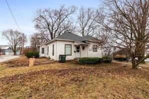 featured image of 1011 Evelyn St