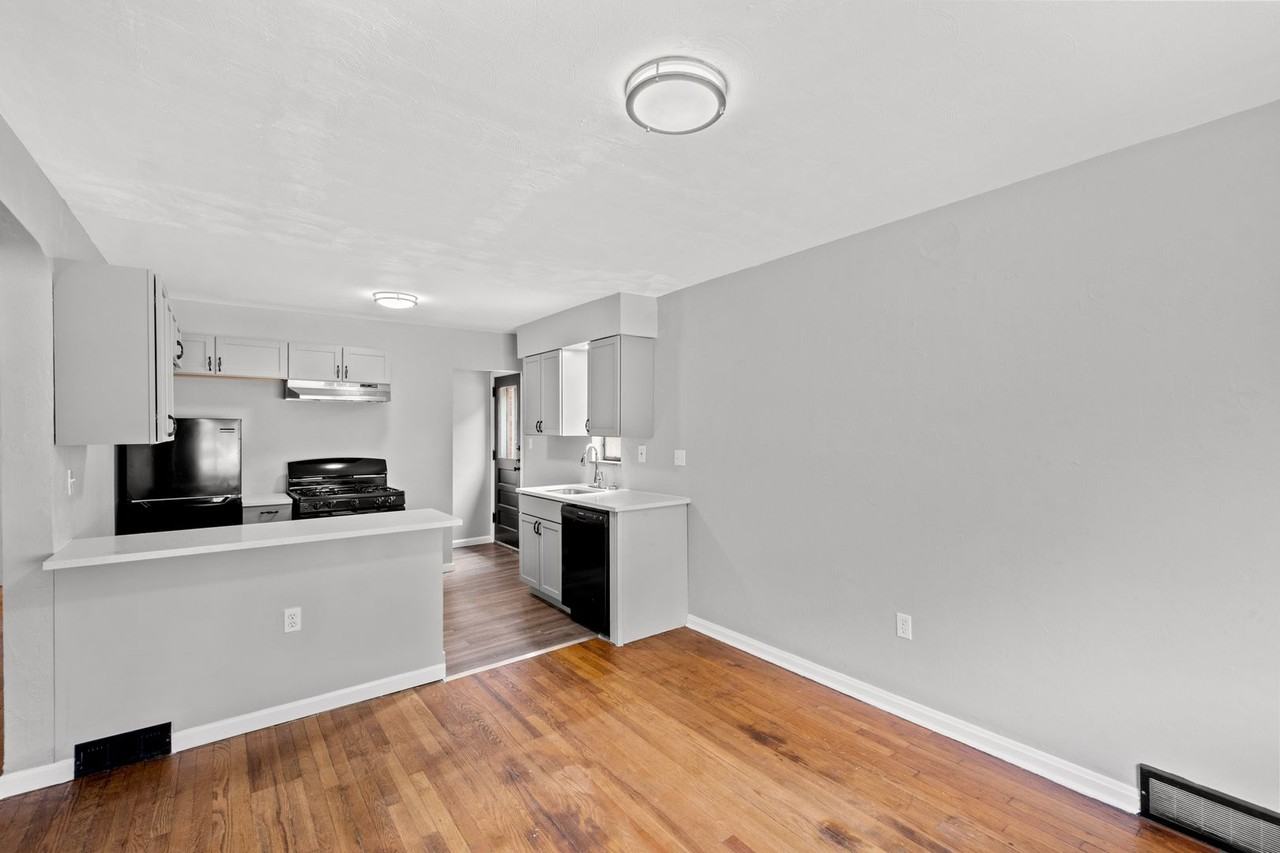 295 Evaline St - Photo 5 of 20