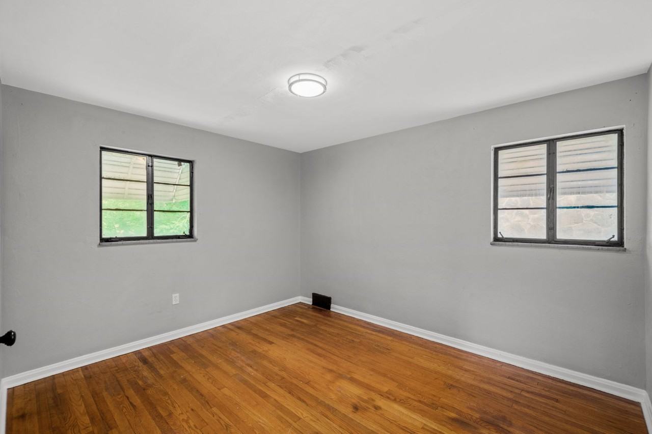 295 Evaline St - Photo 7 of 20