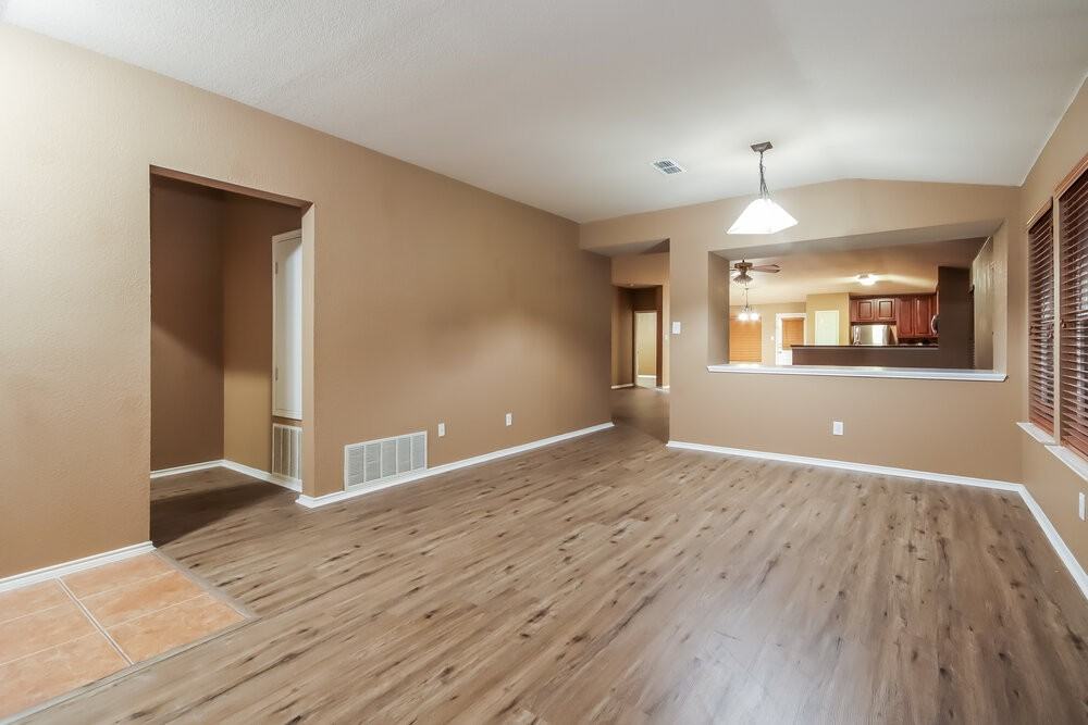 2412 Castle Pines Dr - Photo 4 of 16