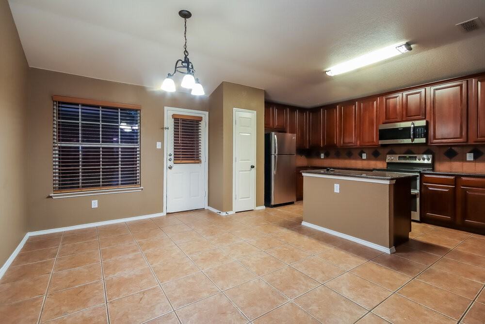 2412 Castle Pines Dr - Photo 6 of 16