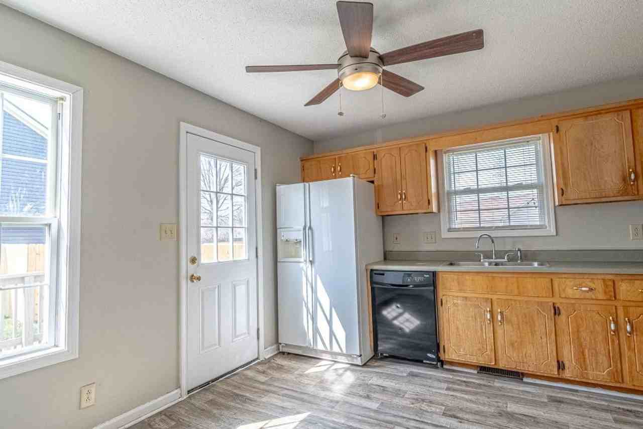 1805 Harbor Dr - Photo 2 of 14