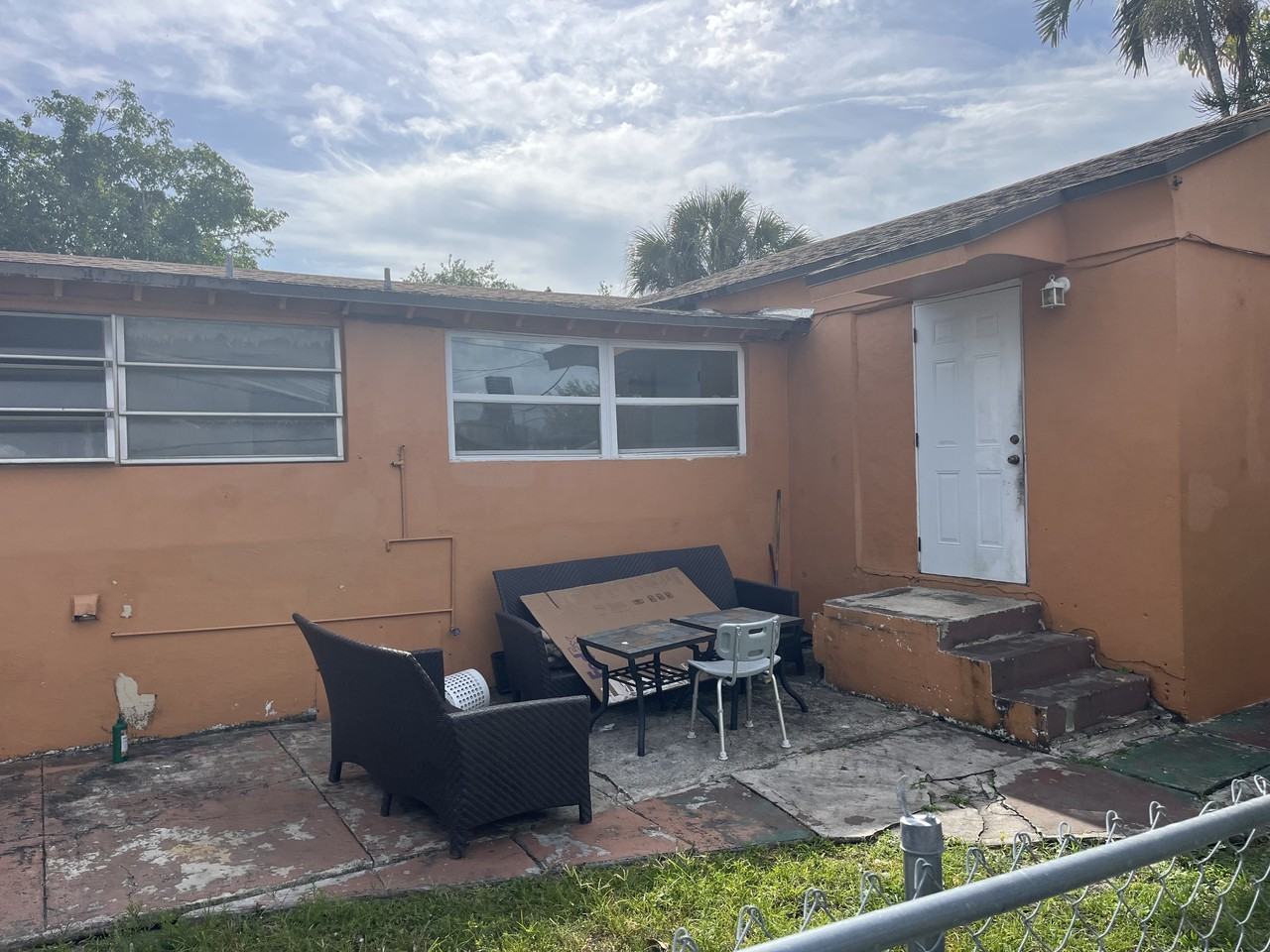 1018 N 17th Ct #1B - Photo 2 of 9