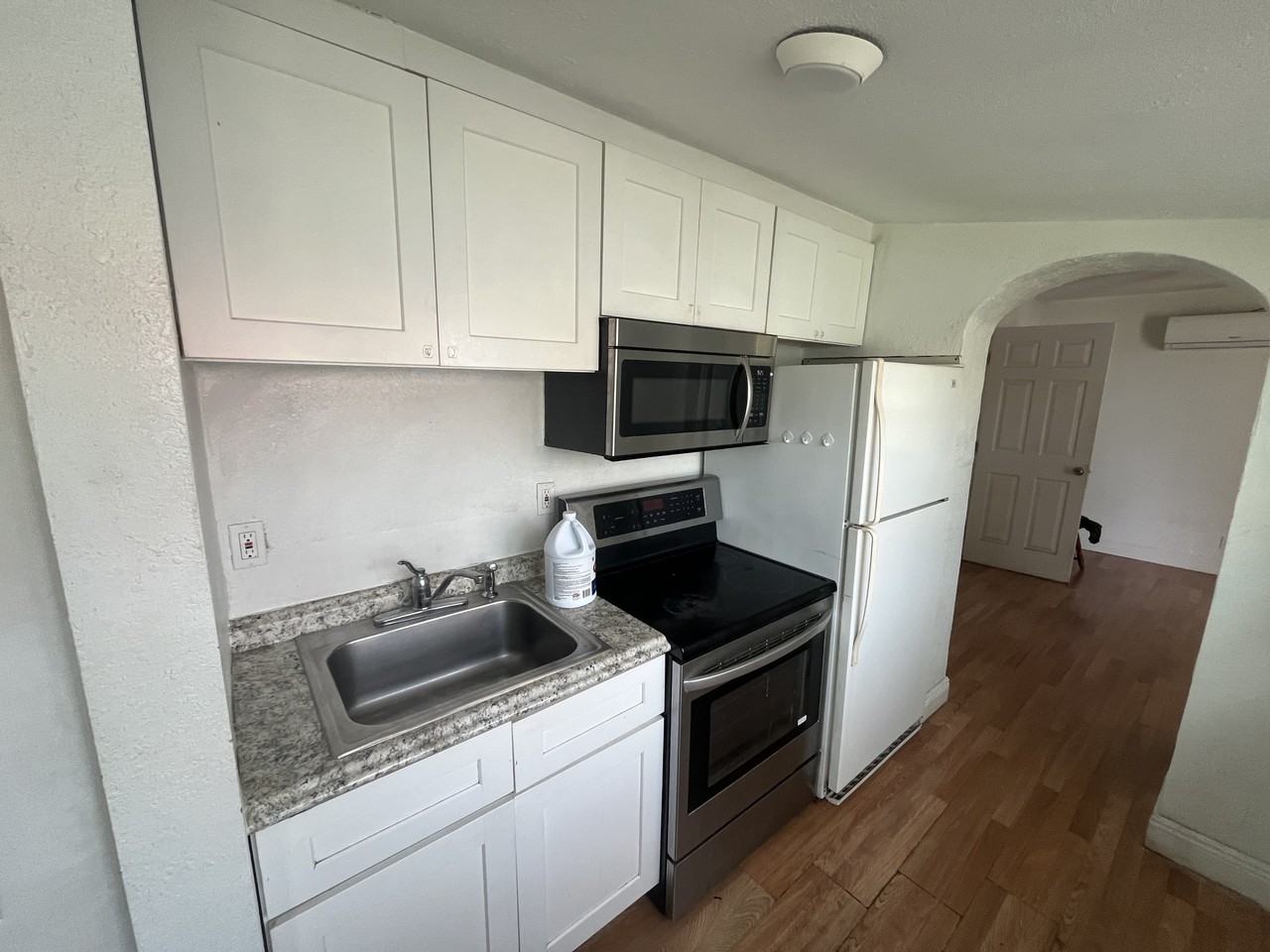 1018 N 17th Ct #1B - Photo 4 of 9