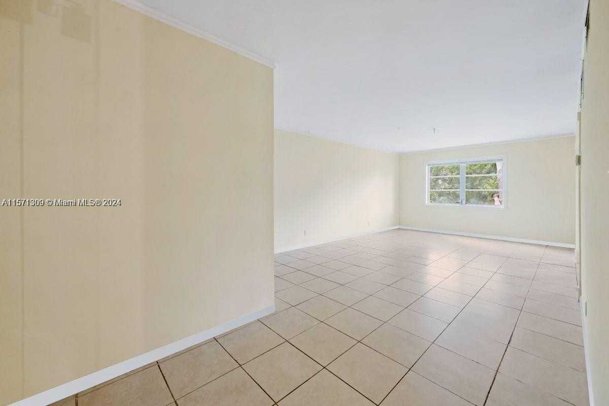 125 Ne 19th Ct - Photo 3 of 8