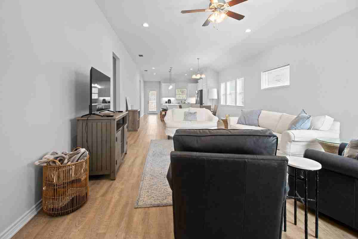 702 Warren St - Photo 2 of 21