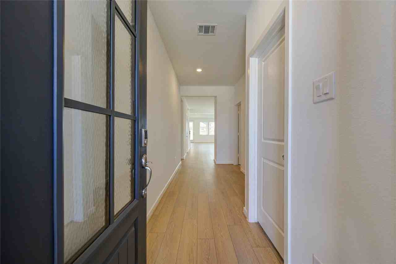 9750 Pettus Creek Dr - Photo 4 of 49