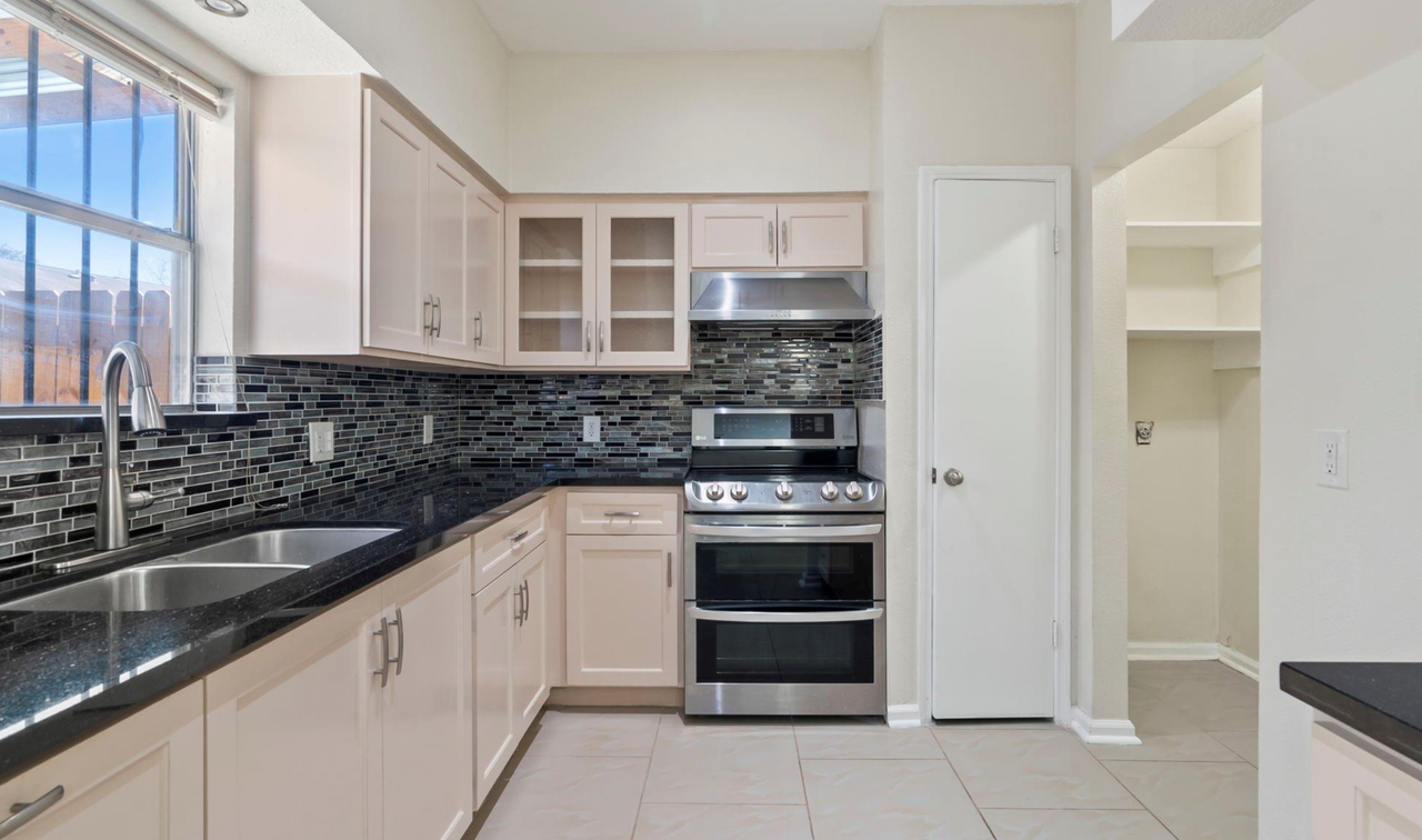 12400 Brookglade Cir - Photo 2 of 3