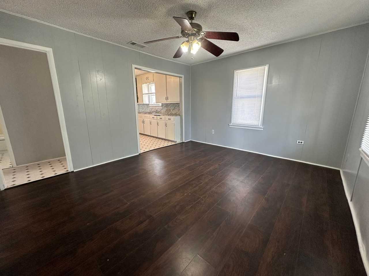 1213 Kilgore Ln - Photo 2 of 12