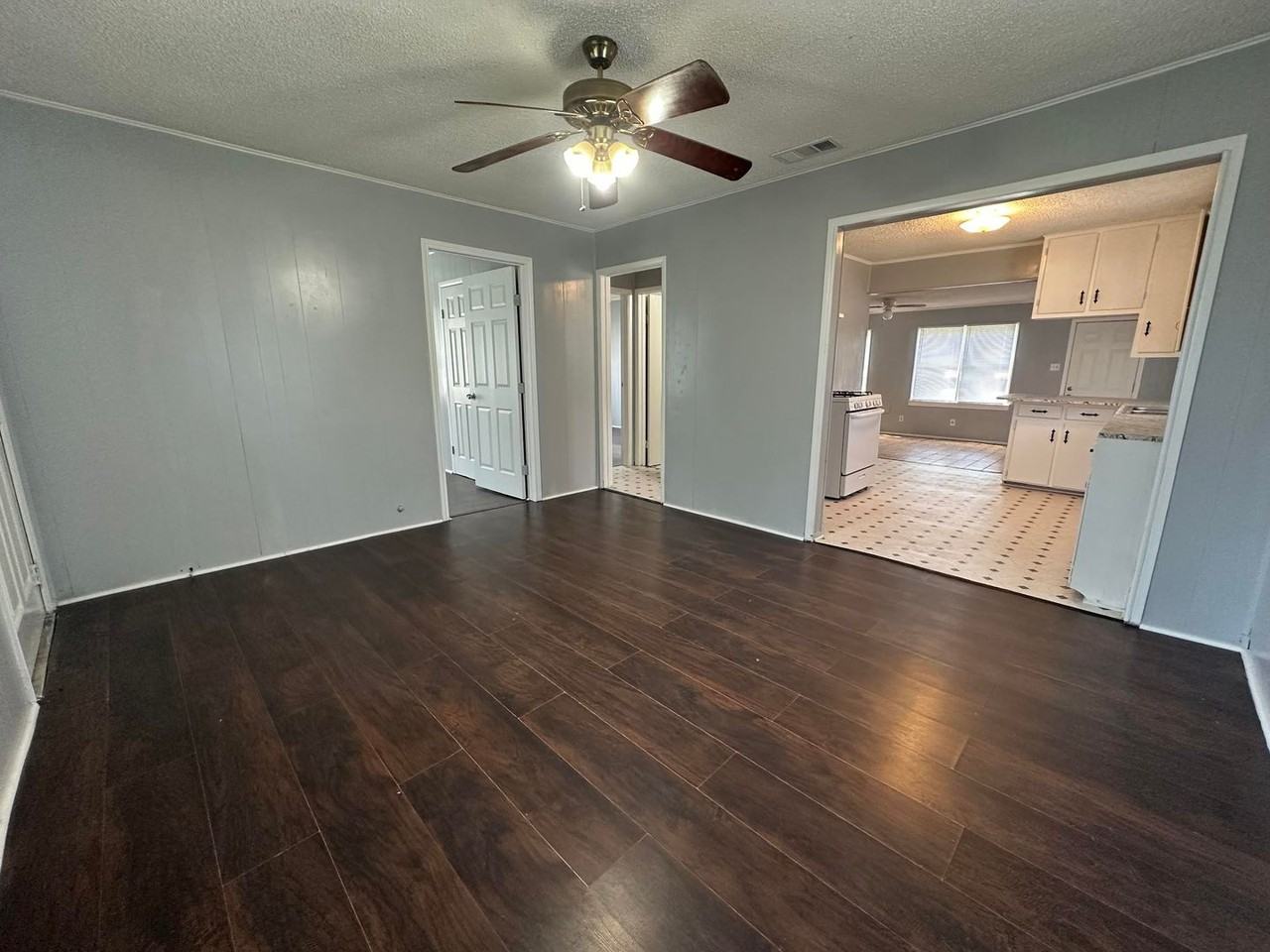 1213 Kilgore Ln - Photo 3 of 12