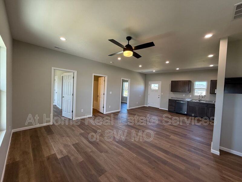 199 W Oak Lawn St - Photo 2 of 15