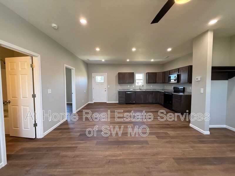 199 W Oak Lawn St - Photo 3 of 15