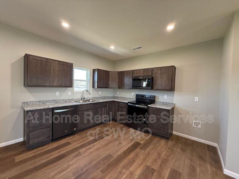 199 W Oak Lawn St - Photo 4 of 15
