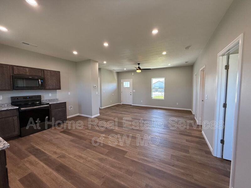 199 W Oak Lawn St - Photo 5 of 15