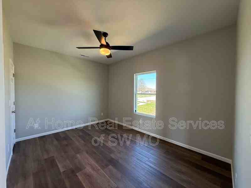 199 W Oak Lawn St - Photo 6 of 15