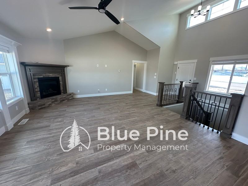3873 Rocky Mountain Dr - Photo 4 of 33