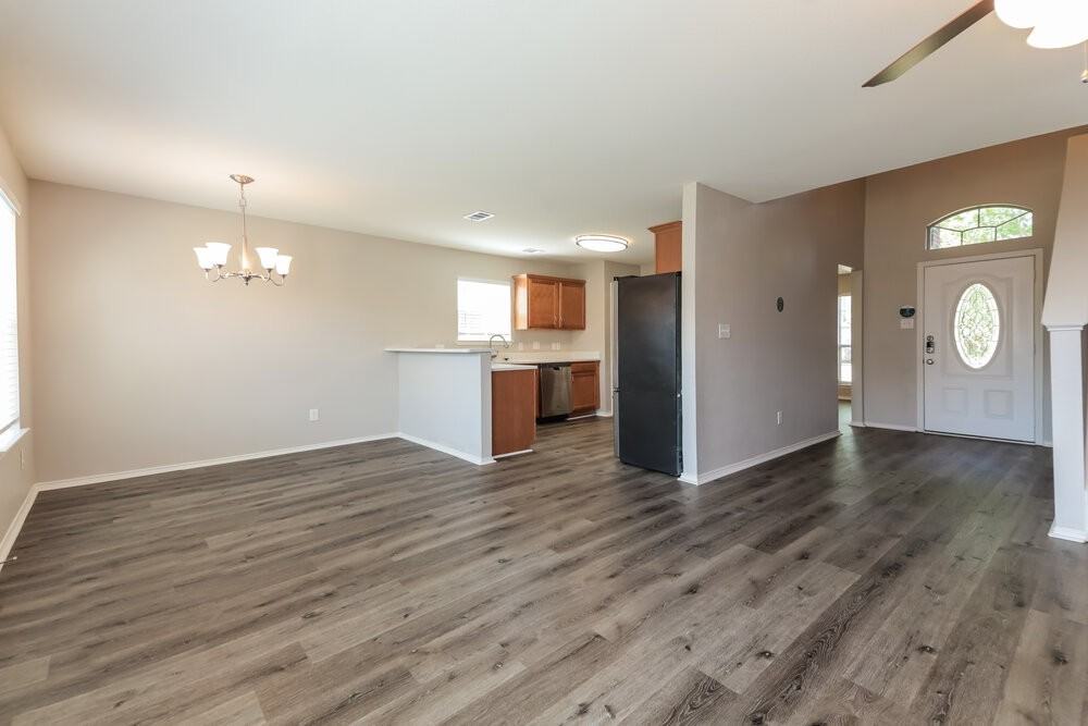 1107 Caroline Dr - Photo 5 of 17