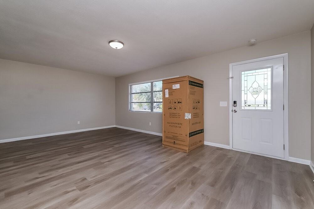 339 Regina Dr S - Photo 3 of 16