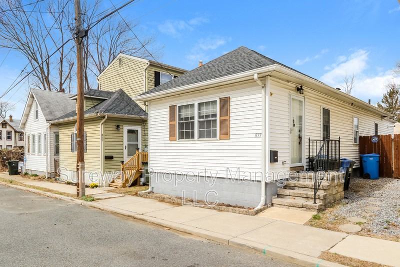 811 Wesley Ave - Photo 2 of 15