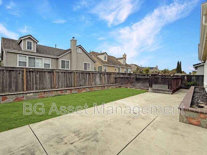 1057 N Shelter Bay - Photo 3 of 37