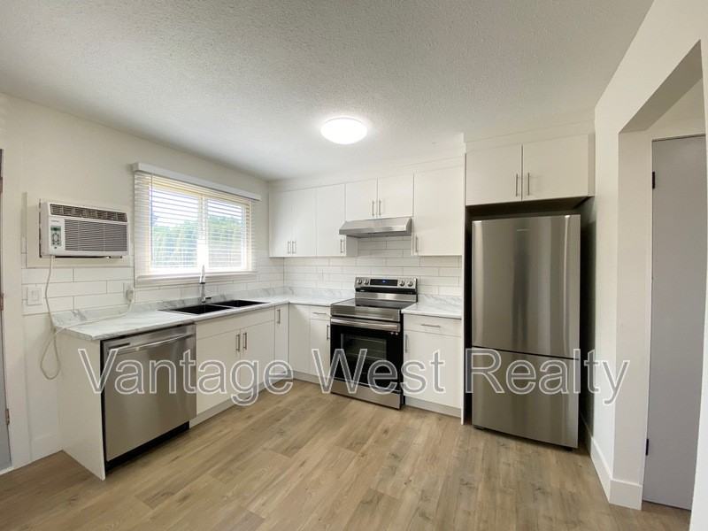 1095 Leathead Rd - Photo 3 of 27