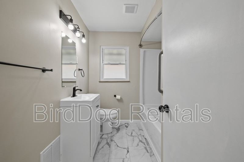 1914 Vaughn St - Photo 4 of 16