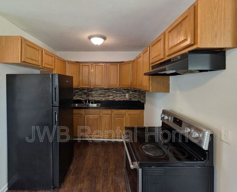 150 Bowlan St N - Photo 4 of 21