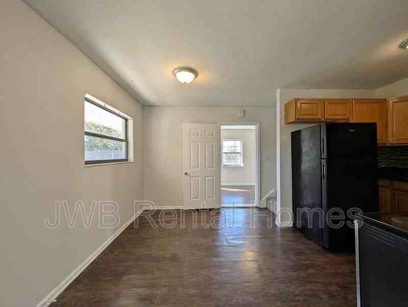 150 Bowlan St N - Photo 5 of 21