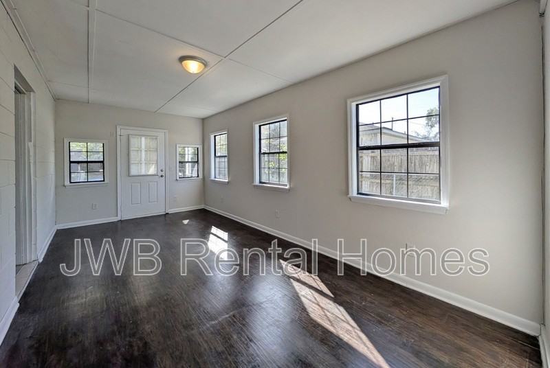 150 Bowlan St N - Photo 6 of 21