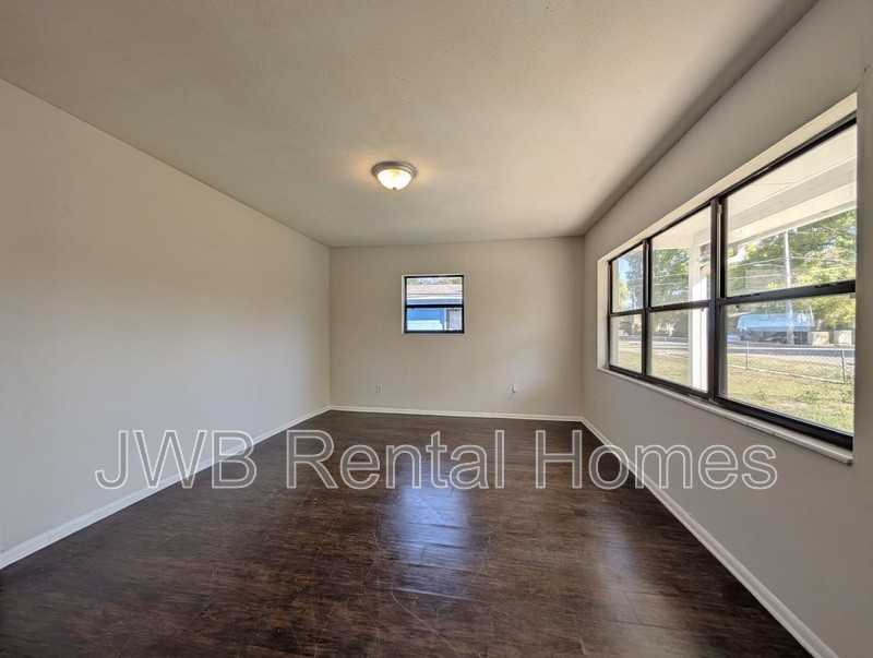 150 Bowlan St N - Photo 7 of 21