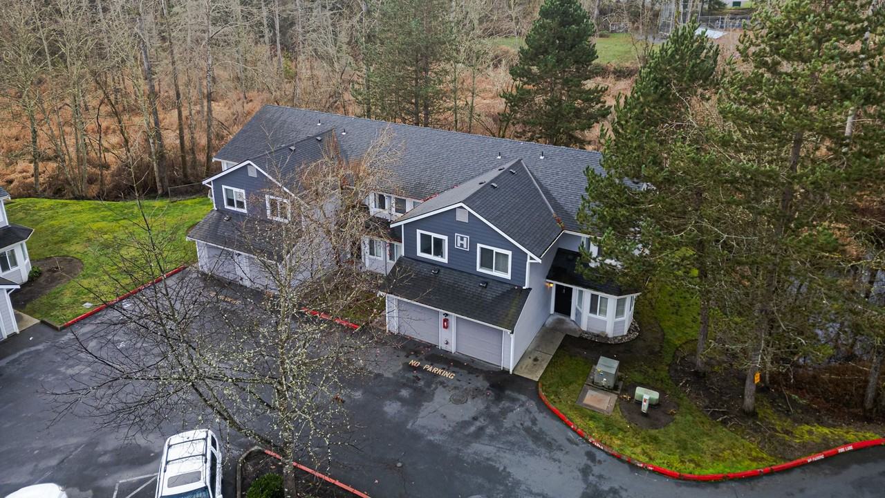 Lakeshore & Lakeview Townhomes - Photo 3 of 17