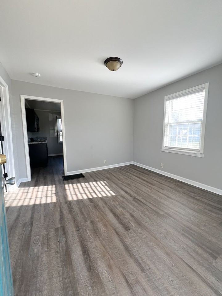 511 Crossland Ave - Photo 3 of 18