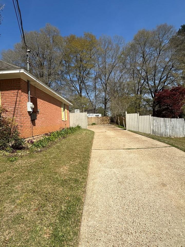 102 Edinburg Dr - Photo 4 of 38