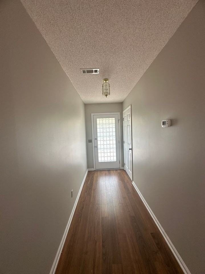 102 Edinburg Dr - Photo 5 of 38