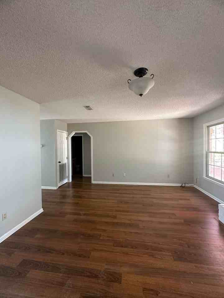 102 Edinburg Dr - Photo 6 of 38