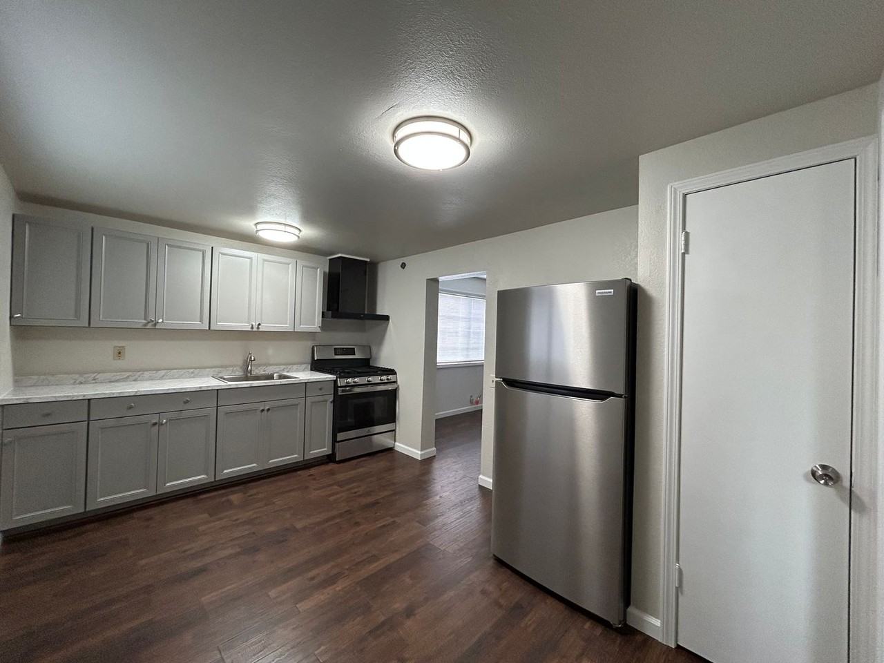 431 W 7th St - Photo 2 of 13