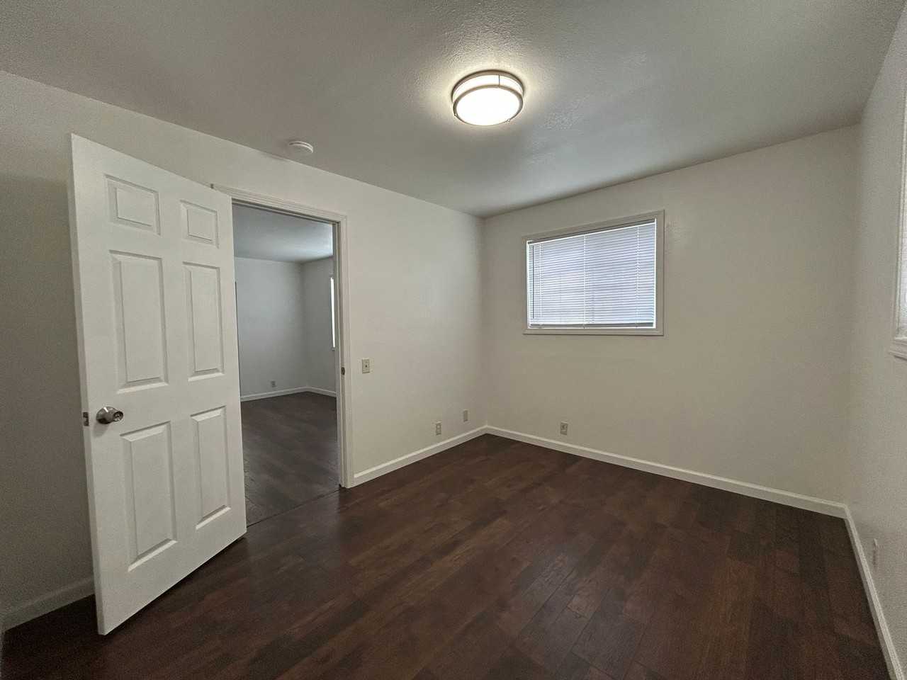 431 W 7th St - Photo 4 of 13