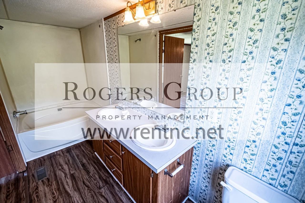 105 Mark St - Photo 7 of 9