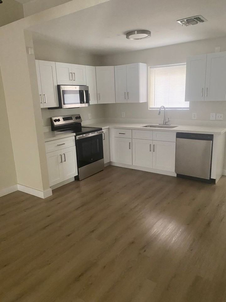 3042 N 24th Dr - Photo 2 of 13