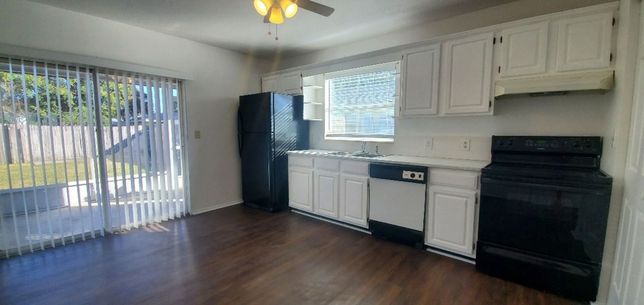 164 Rebecca Dr Ne - Photo 3 of 15