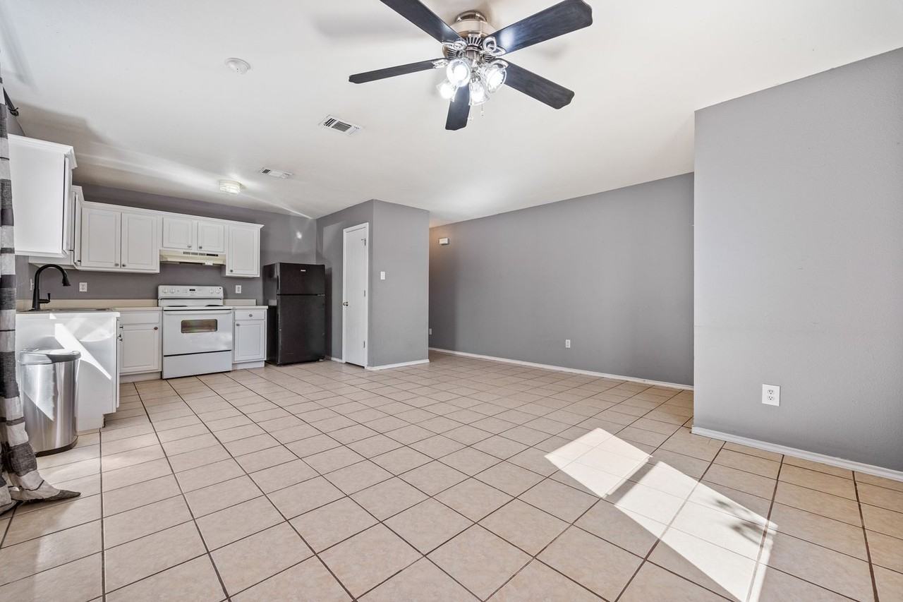 9226 Emerald Port Dr - Photo 5 of 16