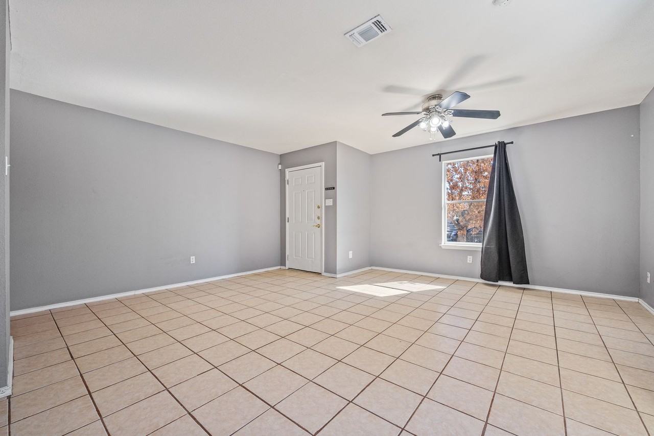 9226 Emerald Port Dr - Photo 3 of 16