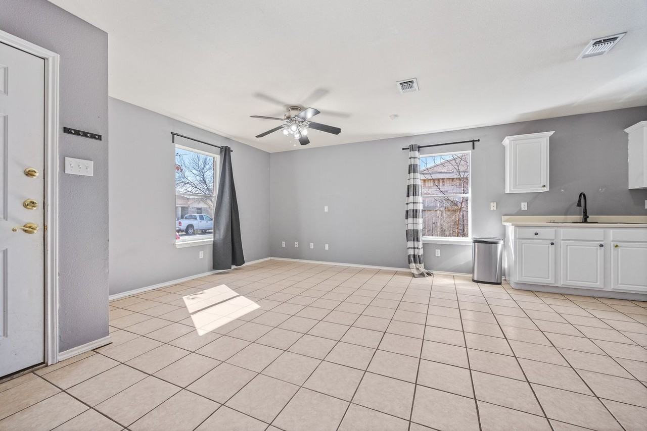 9226 Emerald Port Dr - Photo 4 of 16
