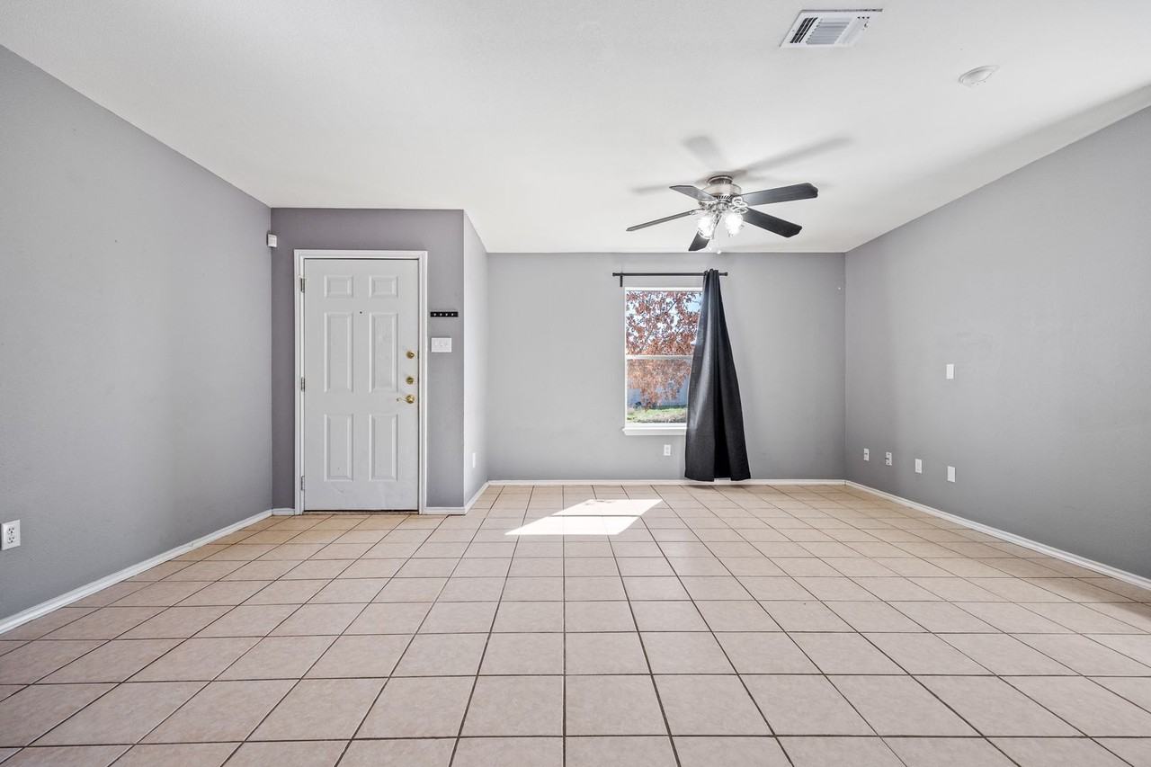 9226 Emerald Port Dr - Photo 2 of 16