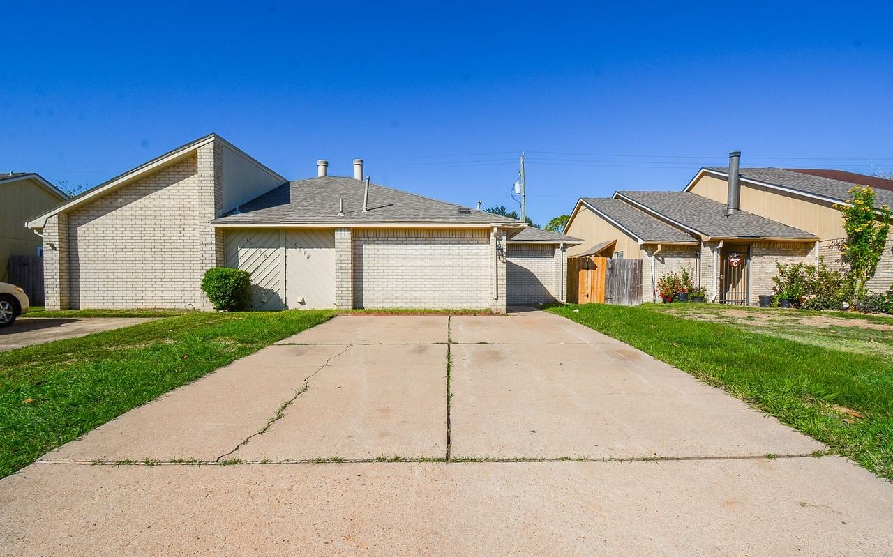 16518 Monte Carlo Ln - Photo 3 of 33