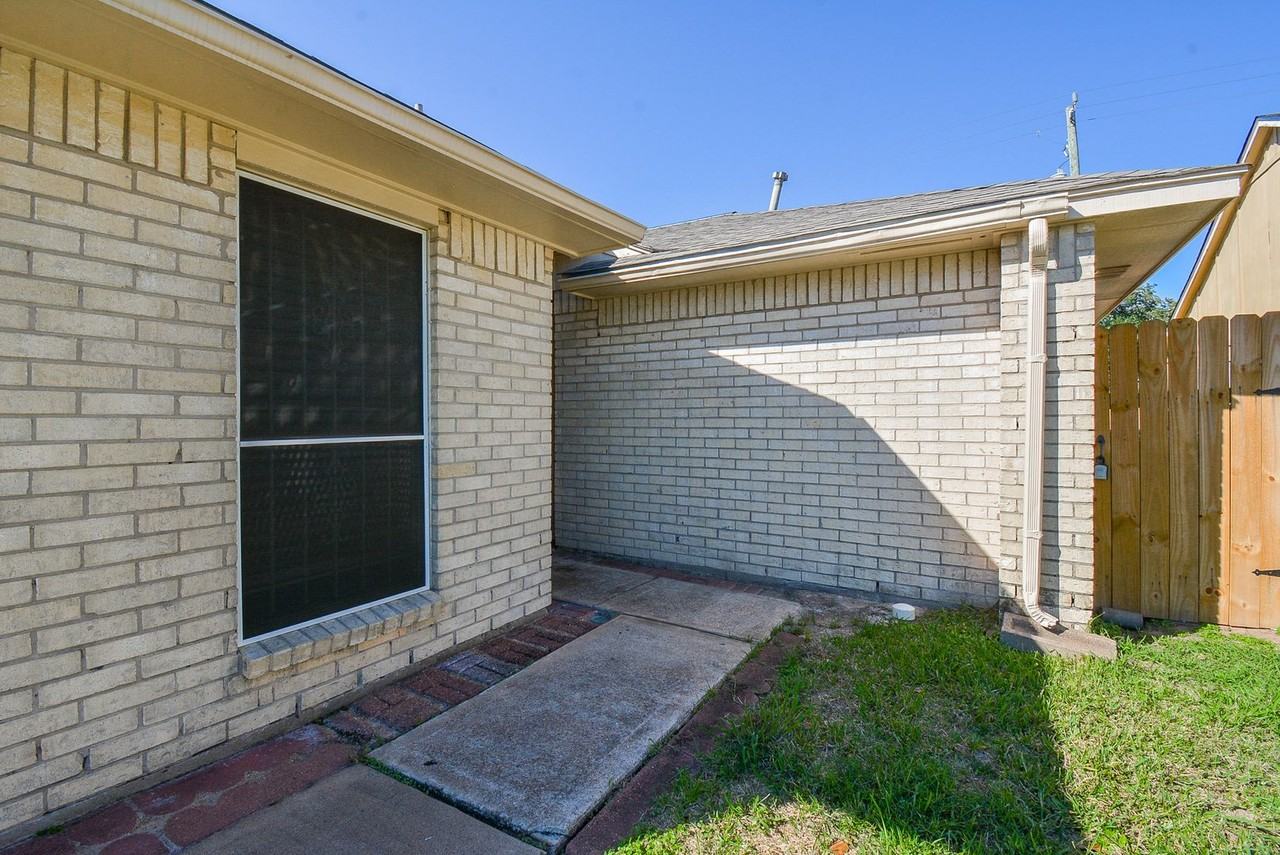 16518 Monte Carlo Ln - Photo 6 of 33