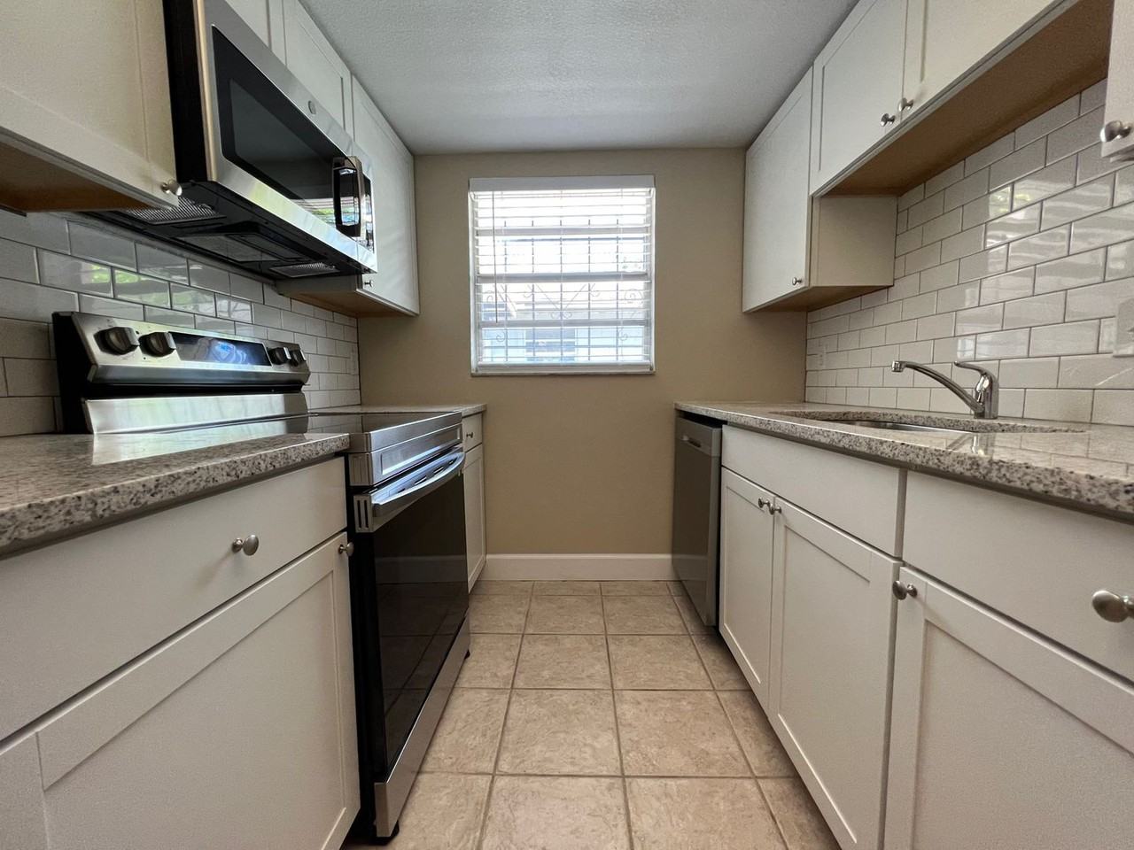 529 Hibiscus Way - Photo 7 of 37