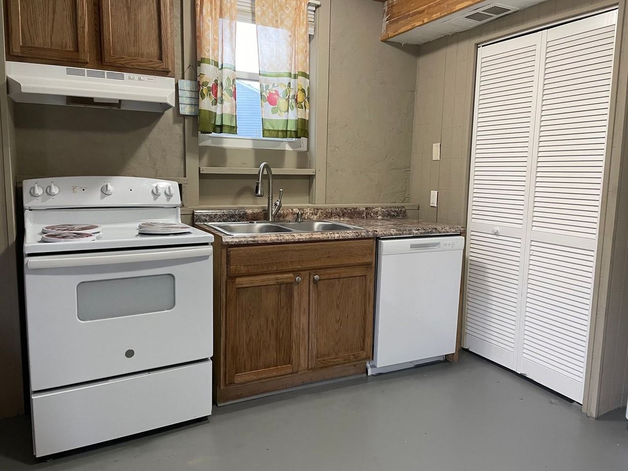 154 Creekwood Dr - Photo 2 of 8